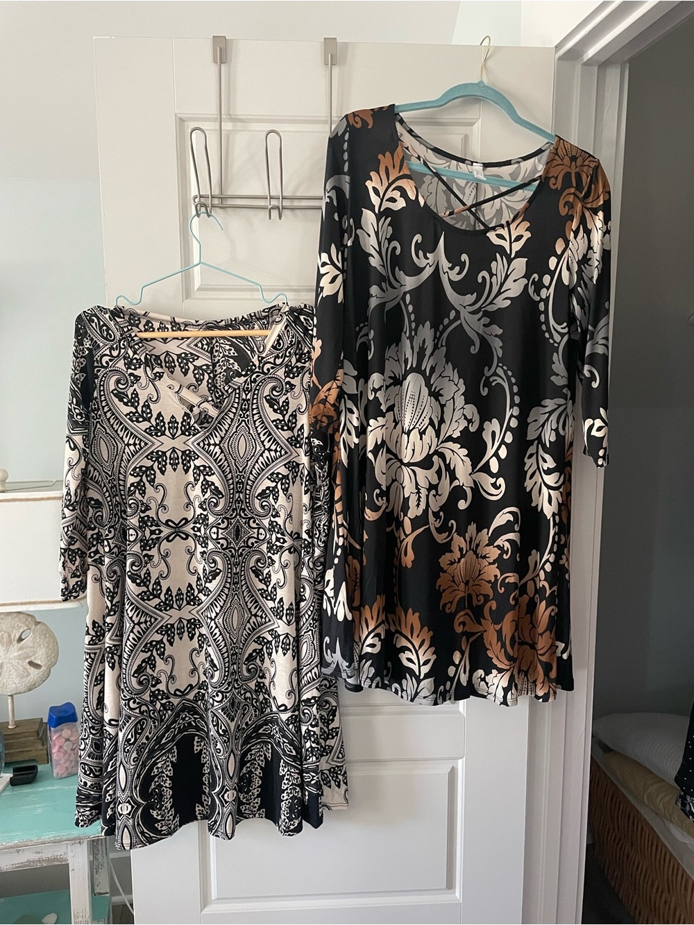 Women’s Black & Ivory Floral-Scroll Tunic Dresses medium